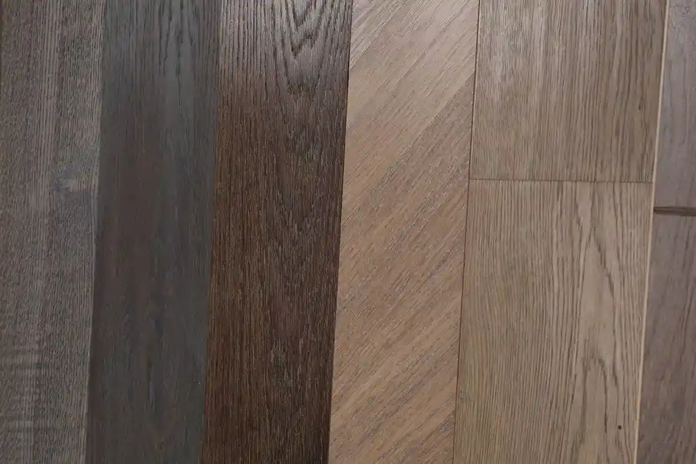 Farklı ton ve damar desenlerine sahip ahşap yüzey örnekleri